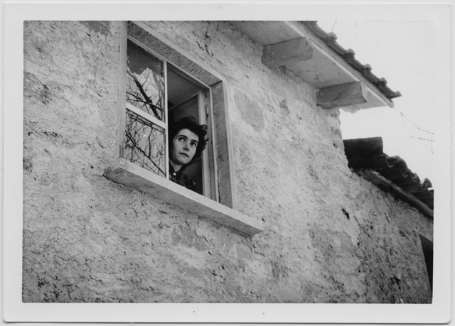 Carla Lotti alla finestra a Sonvico