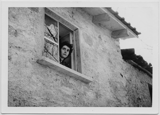 Carla Lotti alla finestra a Sonvico