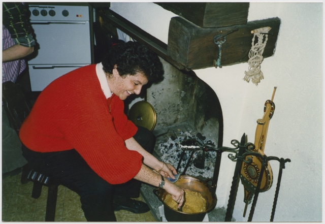 Ornella Lotti mentre prepara la polenta al camino