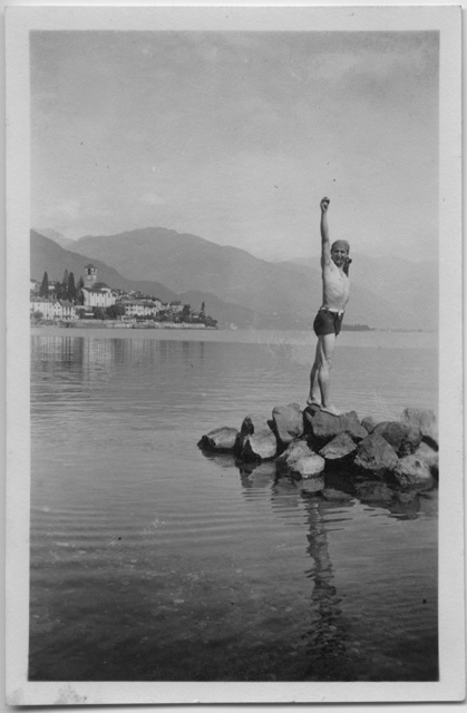 Mario Bernasconi scherza sul lago di Lugano