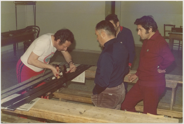 Monitori durante la preparazione degli sci per la scuola montana