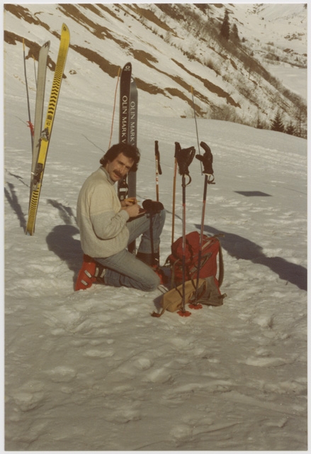 Giorgio Menghetti mentre cronometra il tempo durante una gara di sci a Campo Blenio