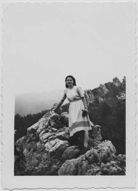 Ragazza in posa sopra ad una roccia