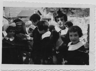 Bambine all'aperto con suor (?)