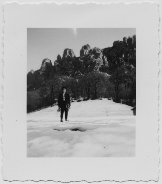 Carla Lotti a Luss con i Denti della Vecchia sullo sfondo