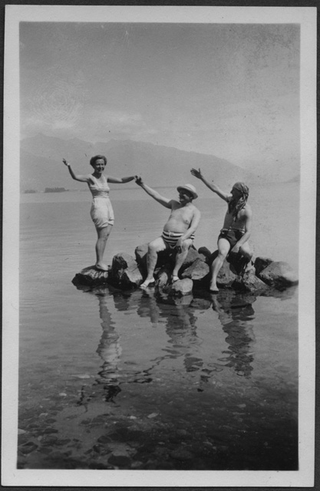 Mario Bernasconi scherza con amici sul lago di Lugano
