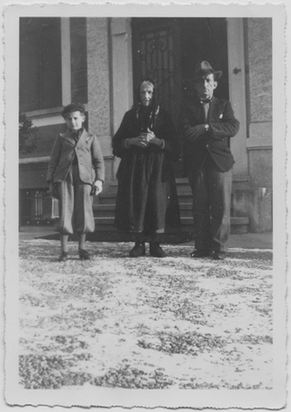 Teresa e Francesco Lotti con un bambino davanti all'Opera Charitas a Sonvico