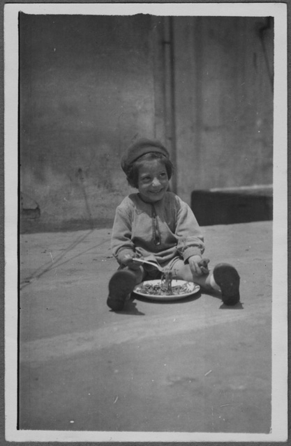 Ritratto di bambina con piatto di spaghetti