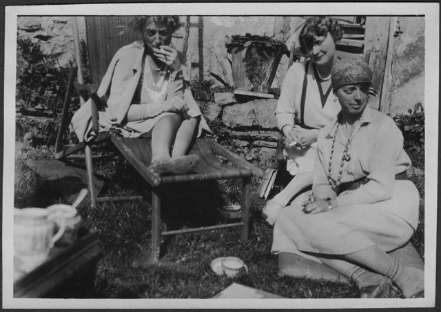 Irma Bernasconi Pannes con la sorella Louise e un'amica