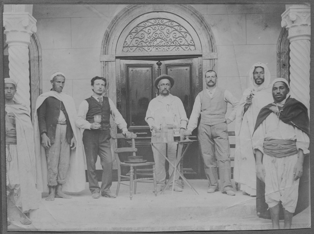 Antonio Meneghelli con emigranti ticinesi e nativi in Algeria