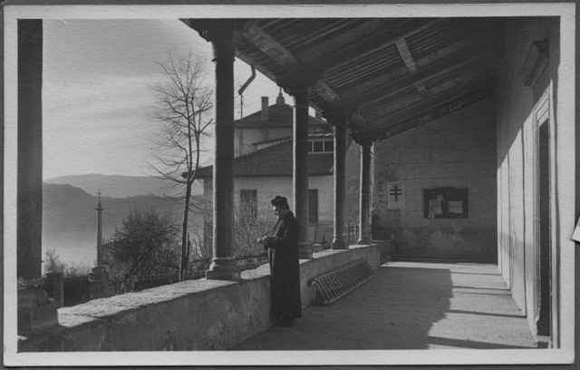 Parroco sotto il portico della chiesa di San Giovanni Battista a Sonvico