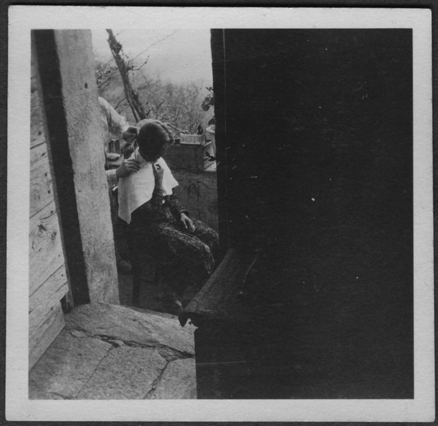 Irma Bernasconi Pannes mentre si fa tagliare i capelli