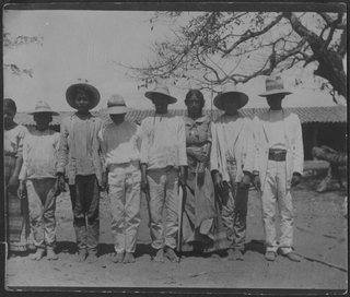 Gruppo di indigeni in posa