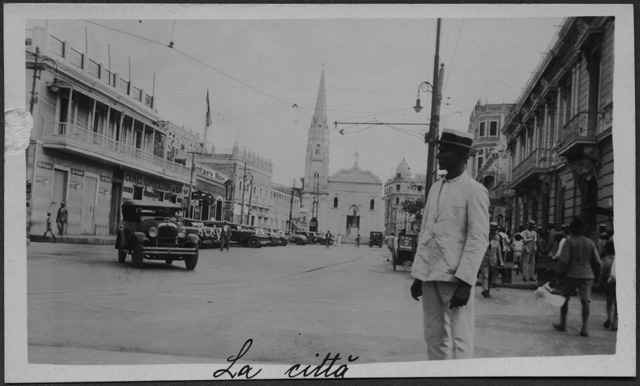 Uomo in posa in una città del Sudamerica