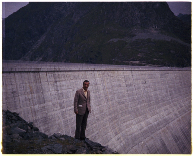 Remo Canonica in posa davanti ad una diga