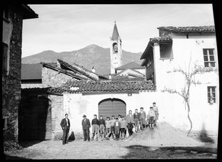 Alunni in posa con il maestro Remo Canonica a Ponte Capriasca