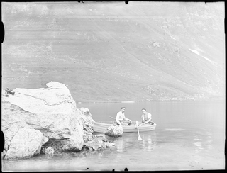 Remo Canonica in barca con un amico in Leventina