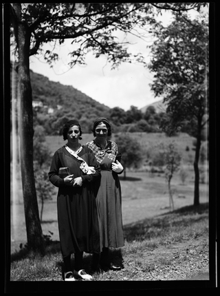 Pia Canonica in posa con un'amica a Sala Capriasca