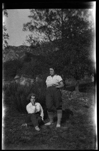 Pia Canonica in posa con un'amica ai monti di Condra