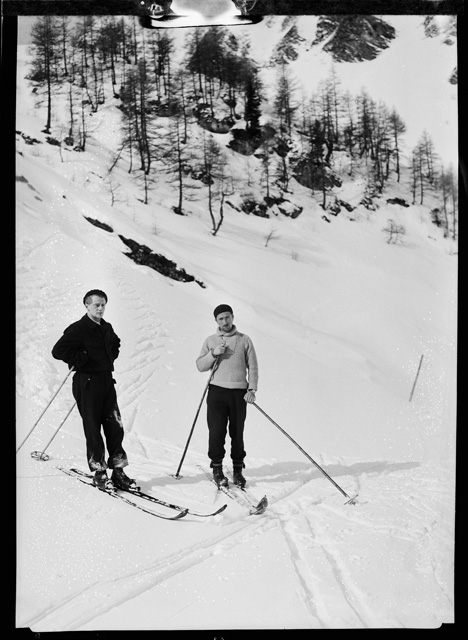 Remo Canonica e un amico in posa con gli sci