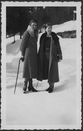 Irma Bernasconi Pannes con un'amica a Davos