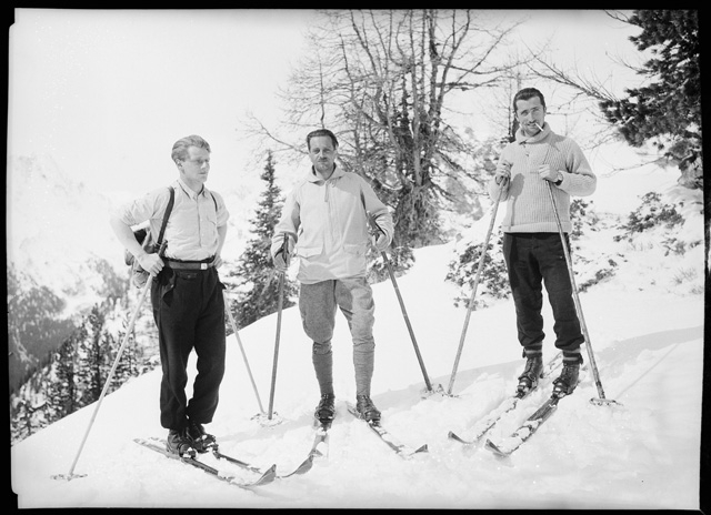 Remo Canonica e due amici in posa con gli sci
