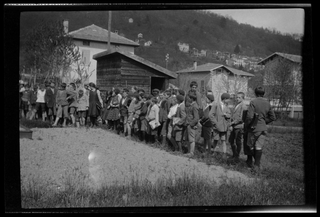 Scolari sul campo dell'oratorio di Tesserete