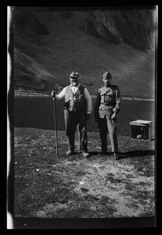Due uomini in posa al lago Ritom