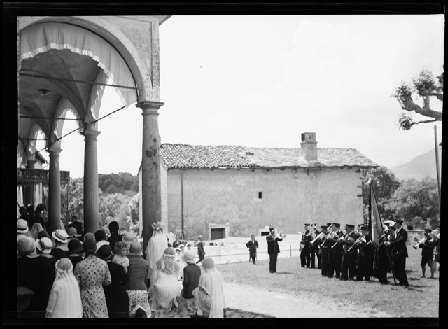 Gruppo bandistico sul sagrato della chiesa di Santo Stefano a Tesserete