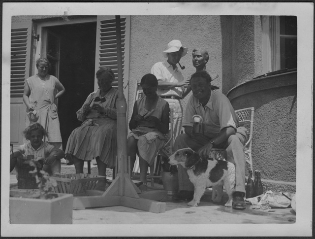 Mario e Irma Bernasconi con un gruppo di amici