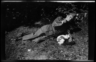 Soldato in posa con gattini