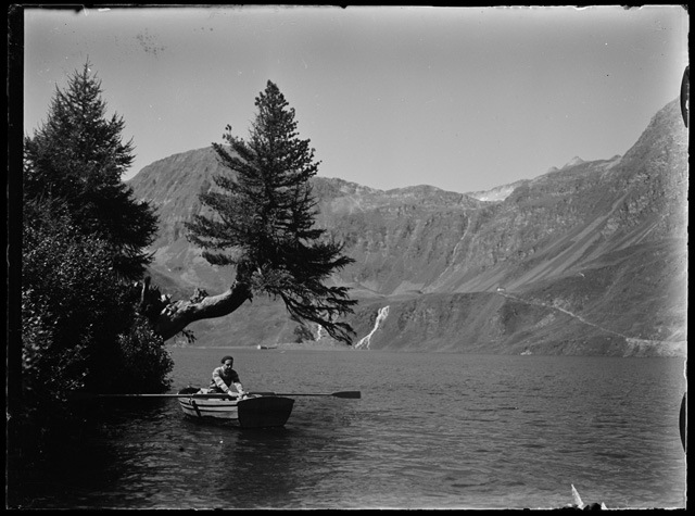 Uomo in barca sul lago Ritom