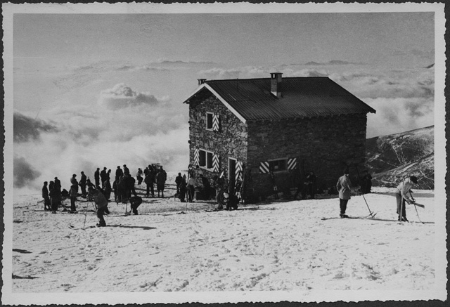 Sciatori alla Capanna del Monte Bar