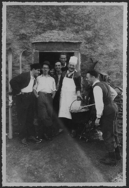 Gruppo all'alpe Musgatina con paiolo