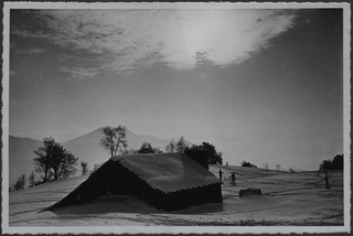 Veduta di Condra con sciatori