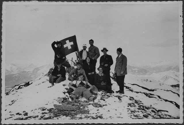 Gruppo in posa con la bandiera svizzera a Condra
