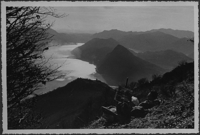 Due uomini sulle pendici del Monte San Giorgio