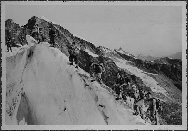 Uomini durante una scalata sul passo del Bernina