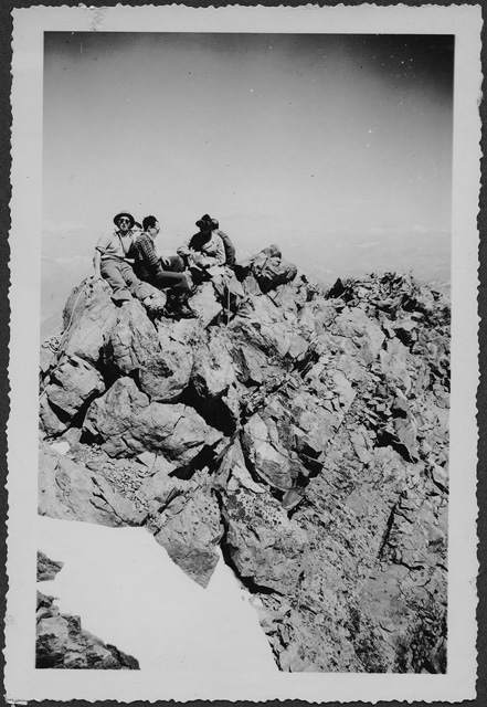 Uomini in sosta durante una scalata sul passo del Bernina