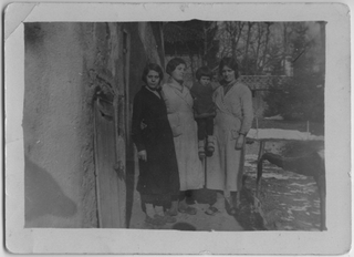 Gruppetto di donne con una bambina