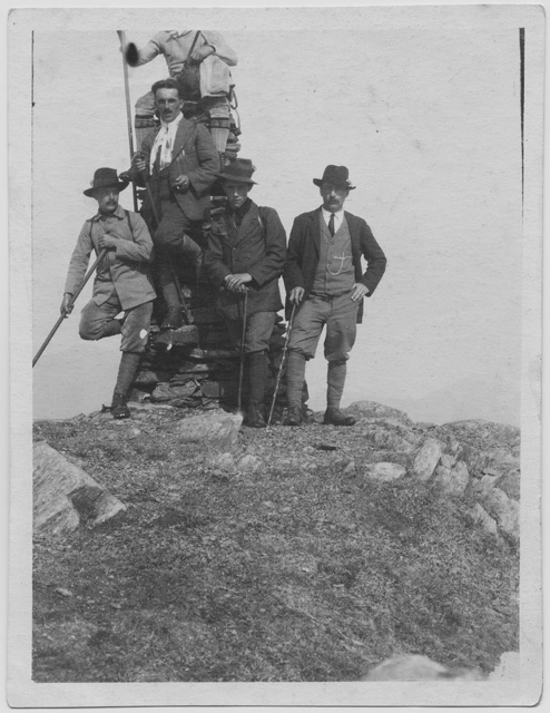 Escursionisti in posa al Crocione