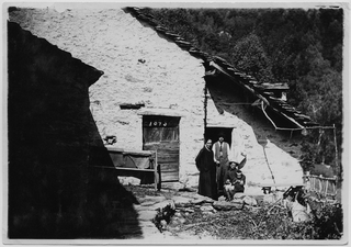 Famiglia Besomi davanti ad una cascina