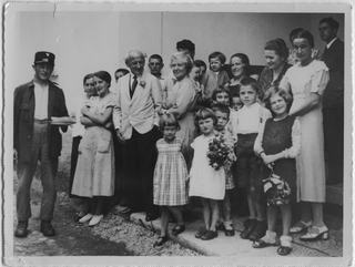 Il pastore Nikolaus Bolt con un gruppo di persone a Lugaggia