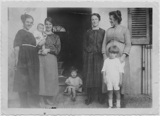 Gruppetto di donne in posa