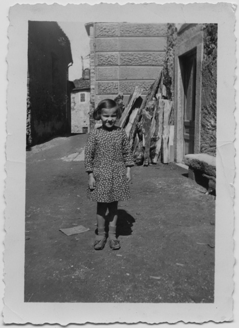 Bambina in strada a Sonvico