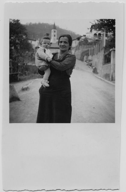 Elisa Malfanti con Liliana Piazza su strada della Castellanza a Sonvico