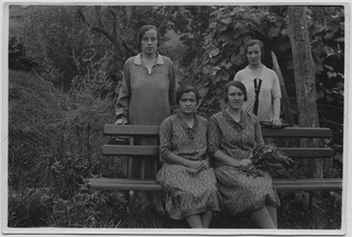 Ragazze in posa a Sonvico