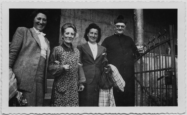 Donne con Don Giovanni Rovelli alla chiesa di San G. Battista a Sonvico