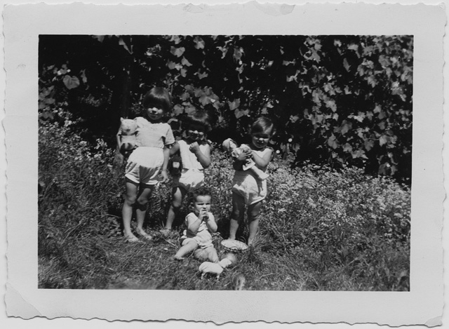 Bambine con bambole sopra a un prato a Sonvico