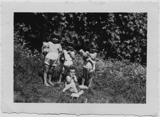 Bambine con bambole sopra a un prato a Sonvico